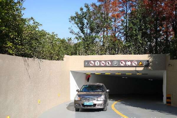 緩解停車(chē)難有多難？這個(gè)區探索公共綠地下建停